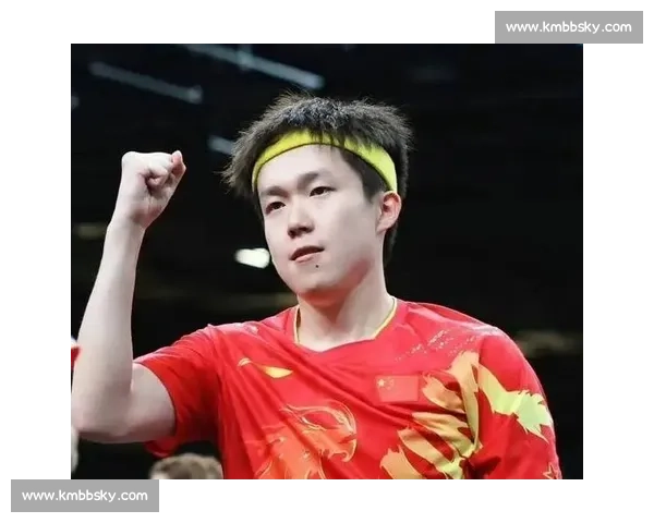 顶冰袋擦汗，笑握小球迷 —— 王楚钦的亚锦赛 “抗热日常”